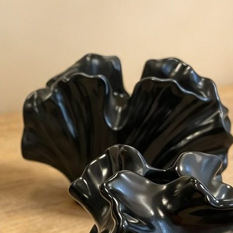 Black Shell vessel, glossy black in a scallop shape